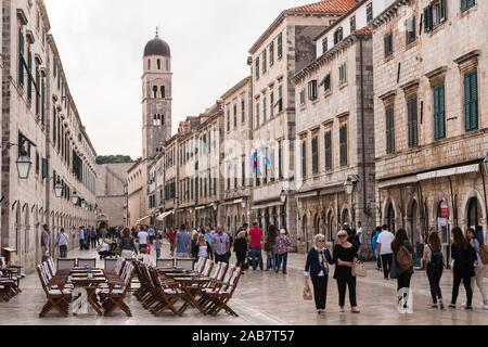 Stradun (strada principale nel centro storico di Dubrovnik e la Chiesa e il monastero francescano, Sito Patrimonio Mondiale dell'UNESCO, Dubrovnik, Croazia, Europa Foto Stock