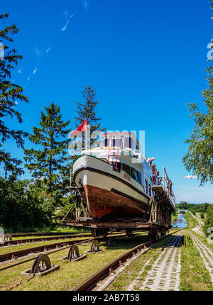 Imbarcazione turistica in base a piano inclinato in Jelenie, Elblag Canal, Warmian-Masurian voivodato, Polonia, Europa Foto Stock