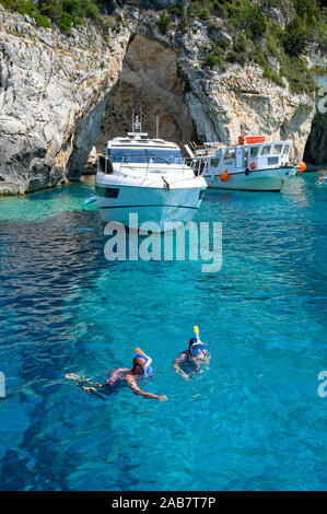 I turisti snorkeling presso le Grotte blu, Paxos, Isole Ionie, isole greche, Grecia, Europa Foto Stock