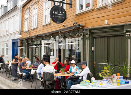 Un cafe' all'aperto nel quartiere Mollenberg di Trondheim, il Trondelag, Norvegia, Scandinavia, Europa Foto Stock