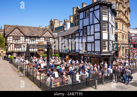 Affollata del Sinclair Oyster Bar e il vecchio Wellington public house, Cathedral Gates e il centro di Manchester, Manchester, Inghilterra, Regno Unito Foto Stock