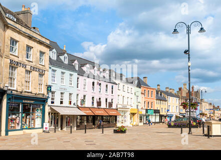 Negozi e imprese sul mercato, Cirencester Town Center, Cirencester, Wiltshire, Inghilterra, Regno Unito, Europa Foto Stock