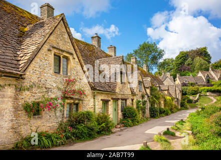 Bibury tessitori Cottages, Arlington Row, Bibury, il Costwolds, Wiltshire, Inghilterra, Regno Unito, Europa Foto Stock