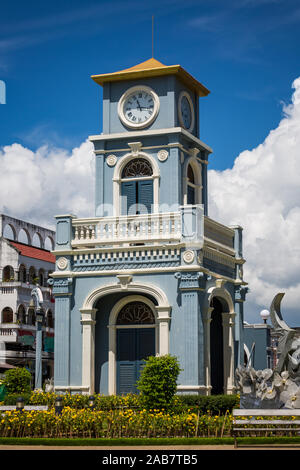 La torre con orologio sulla parte superiore nella splendida città vecchia Foto Stock
