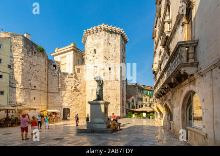 Vista della Torre veneziana in Piazza di frutta, Split, Dalmazia, Croazia, Europa Foto Stock