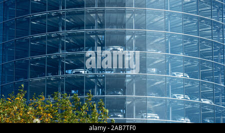 Dresden, Germania. 15 ottobre, 2019. La consegna del magazzino trasparenti di fabbrica del costruttore di automobili Volkswagen (VW). Credito: Jens Büttner/dpa-Zentralbild/ZB/dpa/Alamy Live News Foto Stock