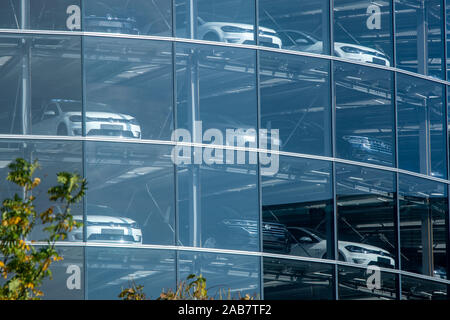 Dresden, Germania. 15 ottobre, 2019. La consegna del magazzino trasparenti di fabbrica del costruttore di automobili Volkswagen (VW). Credito: Jens Büttner/dpa-Zentralbild/ZB/dpa/Alamy Live News Foto Stock