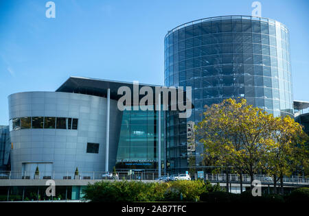 Dresden, Germania. 15 ottobre, 2019. La consegna del magazzino trasparenti di fabbrica del costruttore di automobili Volkswagen (VW). Credito: Jens Büttner/dpa-Zentralbild/ZB/dpa/Alamy Live News Foto Stock