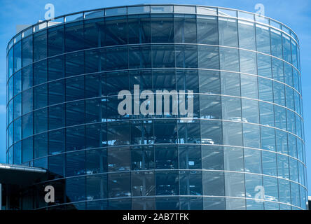 Dresden, Germania. 15 ottobre, 2019. La consegna del magazzino trasparenti di fabbrica del costruttore di automobili Volkswagen (VW). Credito: Jens Büttner/dpa-Zentralbild/ZB/dpa/Alamy Live News Foto Stock