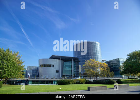 Dresden, Germania. 15 ottobre, 2019. La consegna del magazzino trasparenti di fabbrica del costruttore di automobili Volkswagen (VW). Credito: Jens Büttner/dpa-Zentralbild/ZB/dpa/Alamy Live News Foto Stock