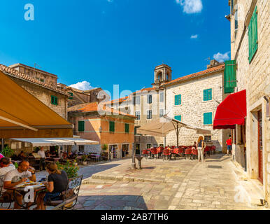 Vista di caffetterie della Città Vecchia, sito Patrimonio Mondiale dell'UNESCO, Kotor, Montenegro, Europa Foto Stock