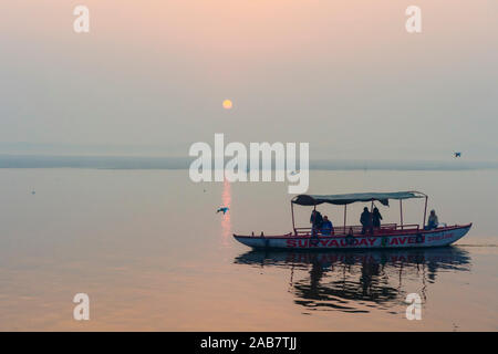 Piccole barche sul Fiume Gange al tramonto, Varanasi, Uttar Pradesh, India, Asia Foto Stock