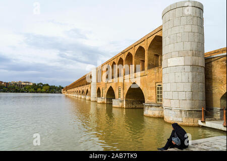 Si-O Se Pol ponte (Allahverdi Khan) ponte sopra il fiume Zayanderud, Esfahan, Iran, Medio Oriente Foto Stock