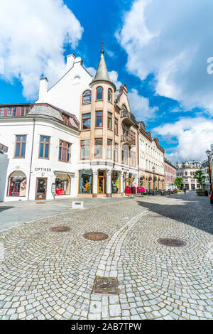 Kongens Gate, la più trafficata via dello shopping a Alesund, More og Romsdal county, Norvegia, Scandinavia, Europa Foto Stock