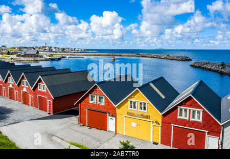 Tradizionali case in legno fronte mare lungo il fiordo, Alnes, Godoya Island, Alesund, More og Romsdal County, Norvegia, Scandinavia, Europa Foto Stock