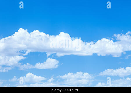 Il Blauer Himmel mit weissen Wolken Foto Stock