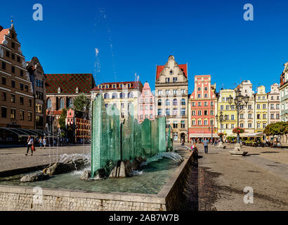 Fontana e Tenement case di Città Vecchia Piazza del Mercato, Wroclaw, Bassa Slesia voivodato, Polonia, Europa Foto Stock