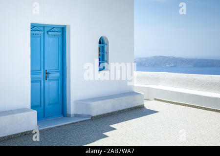 Ein Haus mit blauer Tuer auf der Insel Santorini in Griechenland Foto Stock