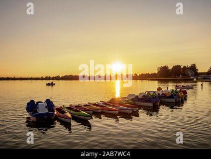 Pedalò sul lago Firlej al tramonto, Lublino voivodato, Polonia, Europa Foto Stock