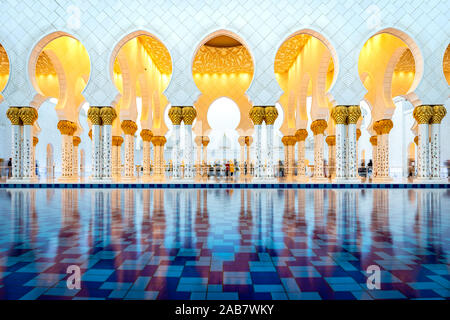 Abu Dhabi la magnifica grande moschea illuminata durante la sera ore blu, Abu Dhabi, Emirati Arabi Uniti, Medio Oriente Foto Stock