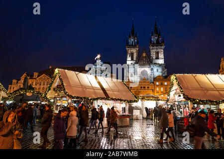 Mercatini di Natale in Piazza della Città Vecchia di Praga, patrimonio mondiale dell UNESCO, Praga, Repubblica Ceca, Europa Foto Stock