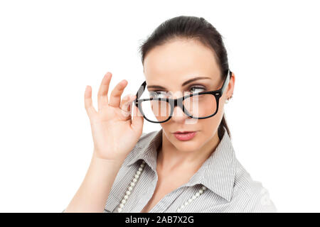 Eine huebsche Geschaeftsfrau mit Brille vor weissem Hintergrund Foto Stock