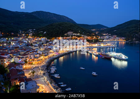 La vista in elevazione di Parga città di sera, Parga, Preveza, Grecia, Europa Foto Stock