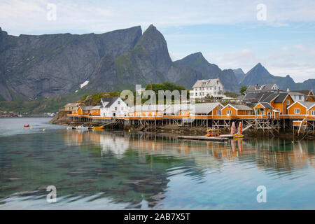 Rorbu, la pesca tradizionale capanni per alloggi turistici nel villaggio di Reine, Moskensoya, Isole Lofoten in Norvegia, Europa Foto Stock