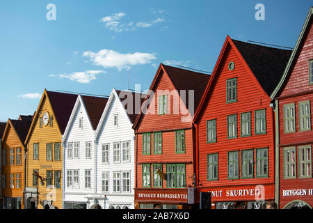 In maniera colorata di legno dipinte di edifici di Bryggen, il porto vecchio di Bergen, Sito Patrimonio Mondiale dell'UNESCO, Bergen, Vestlandet, Norvegia e Scandinavia Foto Stock