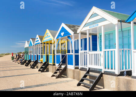 Dipinto luminosamente beach capanne, Southwold Beach, North Parade, Southwold, Suffolk, East Anglia, England, Regno Unito, Europa Foto Stock