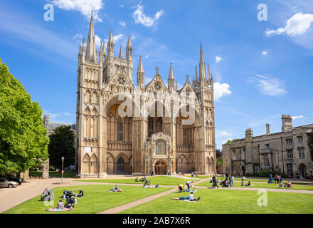 Peterborough Cathedral, Minster Precinct, grande fronte ovest e il portico, Peterborough, CAMBRIDGESHIRE, England, Regno Unito, Europa Foto Stock