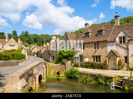 Corsia di acqua con il ponte sul torrente da sulla strada, il villaggio di Castle Combe, Castle Combe, Cotswolds, Wiltshire, Inghilterra, Regno Unito, Europa Foto Stock