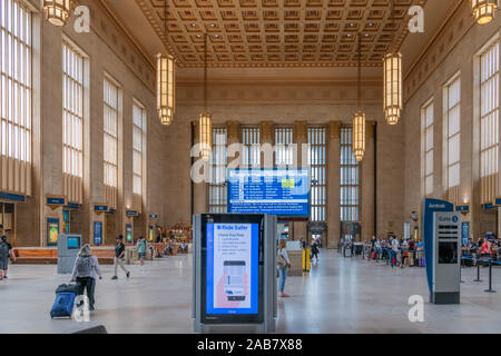 La grande sala di attesa del trentesimo Street Station, uno di noi di Chongqing, è rivestito in travertino e ha un oro, rosso e crema soffitto a cassettoni . Foto Stock