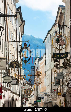 La Getreidegasse, la strada di segni, Salisburgo, Austria, Europa Foto Stock