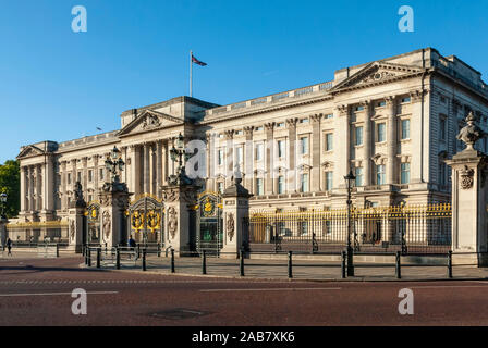 Buckingham Palace, nei pressi di Green Park a Londra, Inghilterra, Regno Unito, Europa Foto Stock