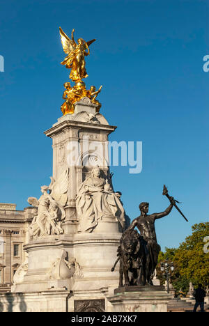 La regina Victoria monumento, Buckingham Palace e il centro commerciale di Londra, Inghilterra, Regno Unito, Europa Foto Stock