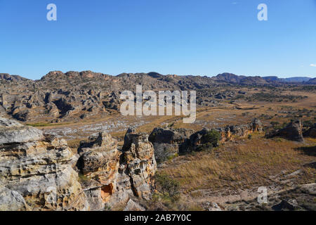 Arenaria erose le formazioni rocciose a Isalo National Park, Fianarantsoa provincia, regione di Ihorombe, Madagascar meridionale, Africa Foto Stock