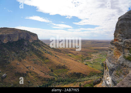 Arenaria erose le formazioni rocciose a Isalo National Park, Fianarantsoa provincia, regione di Ihorombe, Madagascar meridionale, Africa Foto Stock