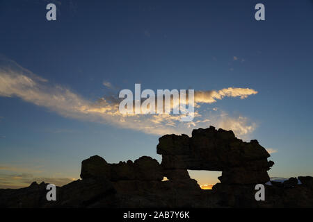 Tramonto al famoso rock formazione La Fenetre, Isalo National Park, Fianarantsoa provincia, regione di Ihorombe, Madagascar meridionale, Africa Foto Stock