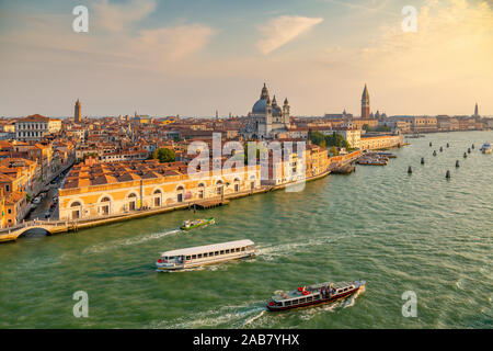 Vista di Venezia dalla nave da crociera allo spuntar del giorno, Venezia, Sito Patrimonio Mondiale dell'UNESCO, Veneto, Italia, Europa Foto Stock