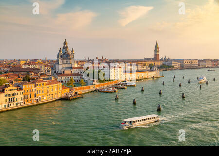 Vista di Venezia dalla nave da crociera allo spuntar del giorno, Venezia, Sito Patrimonio Mondiale dell'UNESCO, Veneto, Italia, Europa Foto Stock