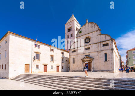 Vista della Chiesa Cattolica e del Museo, Zadar Zadar County, regione di Dalmazia, Croazia, Europa Foto Stock