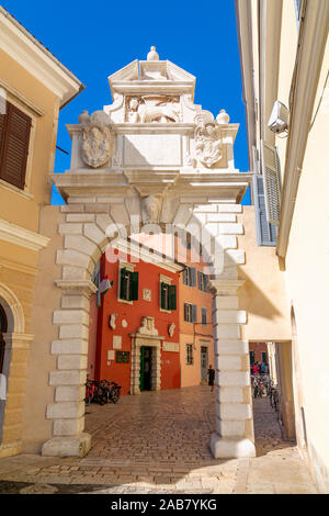 Vista del Venetian Balbi Gate nella Città Vecchia di Rovigno, Mare Adriatico croato, Istria, Croazia, Europa Foto Stock
