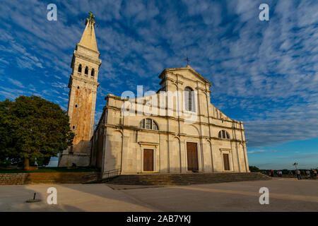 Vista della cattedrale di Sant'Eufemia, al tramonto, Rovigno, Istria, Croazia, Adriatico, Europa Foto Stock