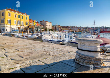 Vista del porto e la città vecchia di Rovigno, Istria, Croazia, Adriatico, Europa Foto Stock