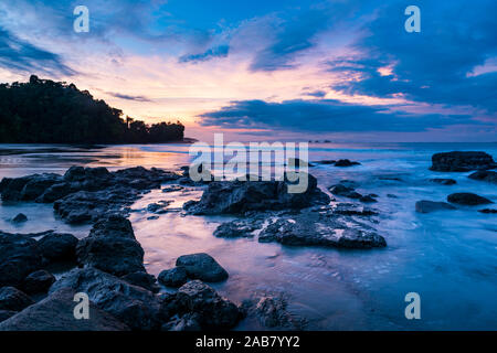 Sunrise a Playa Arco Beach, Uvita, Marino Ballena National Park, Puntarenas Provincia, costa del Pacifico di Costa Rica, America Centrale Foto Stock