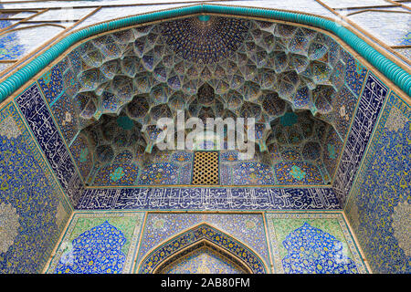 Soffitto, Masjed-e Imam moschea, Maydam-e piazza Iman, Esfahan, Iran, Medio Oriente Foto Stock