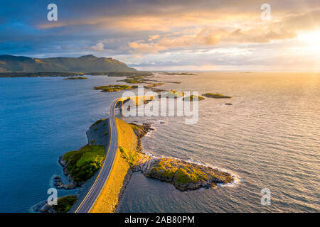 Tramonto sul ponte Storseisundet sulla strada atlantica, vista aerea, More og Romsdal county, Norvegia, Scandinavia, Europa Foto Stock