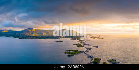 Panoramica aerea di Ponte Storseisundet al tramonto, Atlantic Road, More og Romsdal county, Norvegia, Scandinavia, Europa Foto Stock