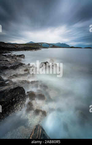 Nuvole temporalesche su Storseisundet ponte lungo la strada dell'Atlantico, More og Romsdal county, Norvegia, Scandinavia, Europa Foto Stock